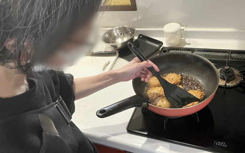 調理練習の様子。片手足の麻痺がありますが、道具や工夫次第で、片手でも一品作ることができました。