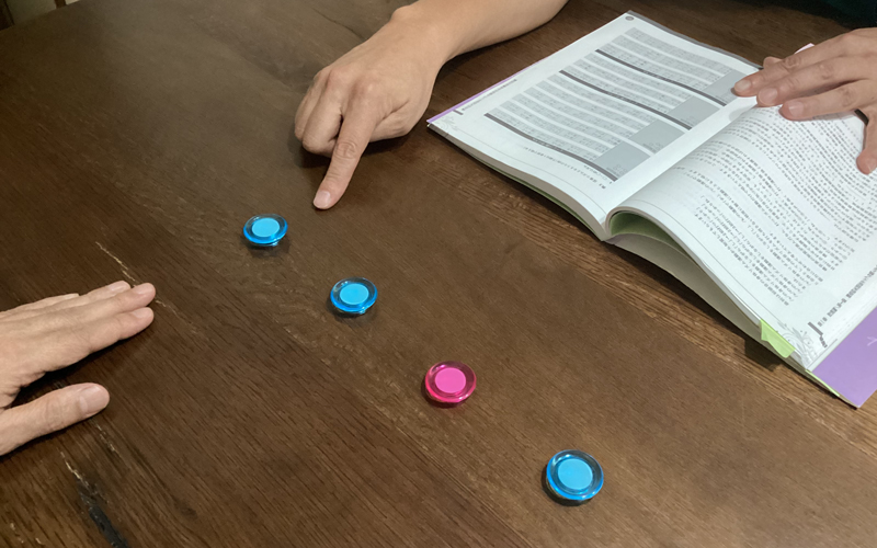 言語訓練の様子。失語症によって言葉が出にくい方に、視覚的な情報を使用して抑揚やリズムをつかむ練習をしているところです。