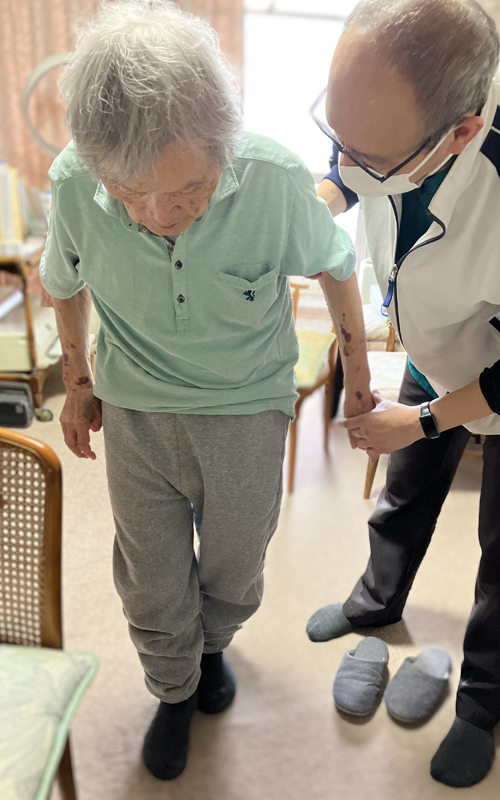 バランス検査の様子。安全に配慮しながら行っています。