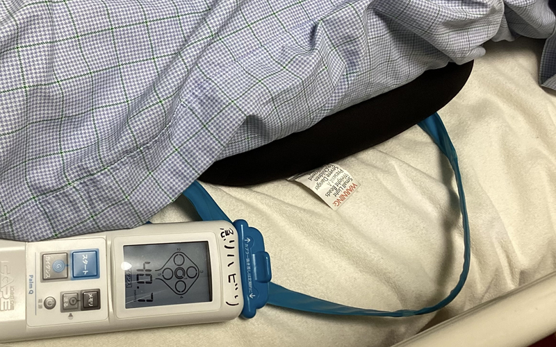 座れず、寝ていることが多い方に対して、褥瘡（床ずれ）の予防をします。圧測定をし、クッションなどのポジショニングが効果的かを判定します。