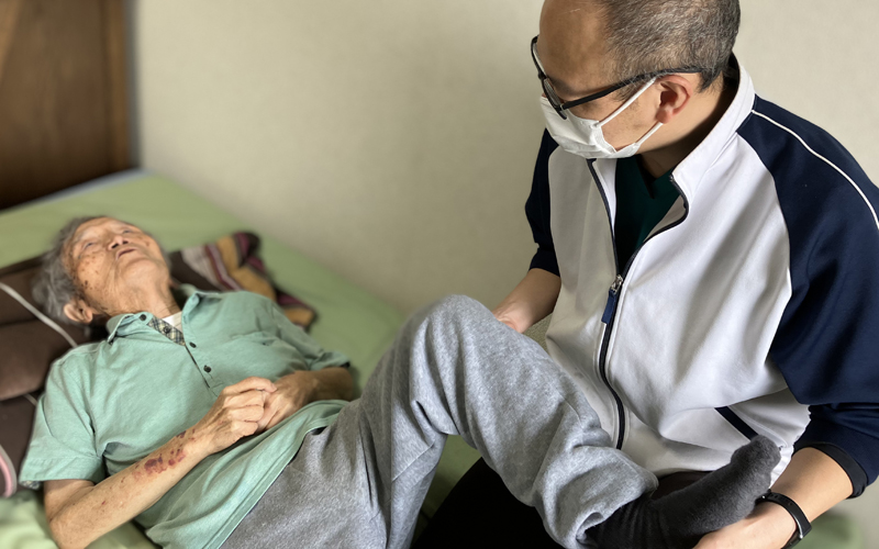 関節可動域訓練を行なっている様子。身体の状態に合わせて関節の動きを拡大する目的で行っています。