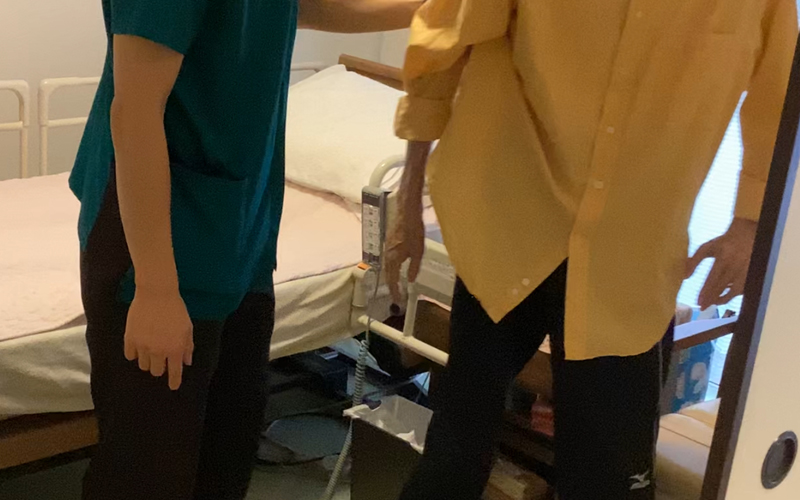 ポータブルトイレまでの乗り移り練習の様子。動きやすい環境の設定をしたり、声掛けの方法をご家族に伝えるなどしています。