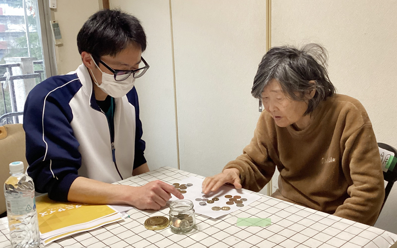 認知機能の評価や、訓練を行なっています。日常的に使用するお金の計算などを行なっているところです。